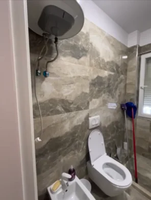 Tirane, jepet me qera apartament 2+1+Ballkon Kati 4, 100 m² 700 € (Dry Lake)