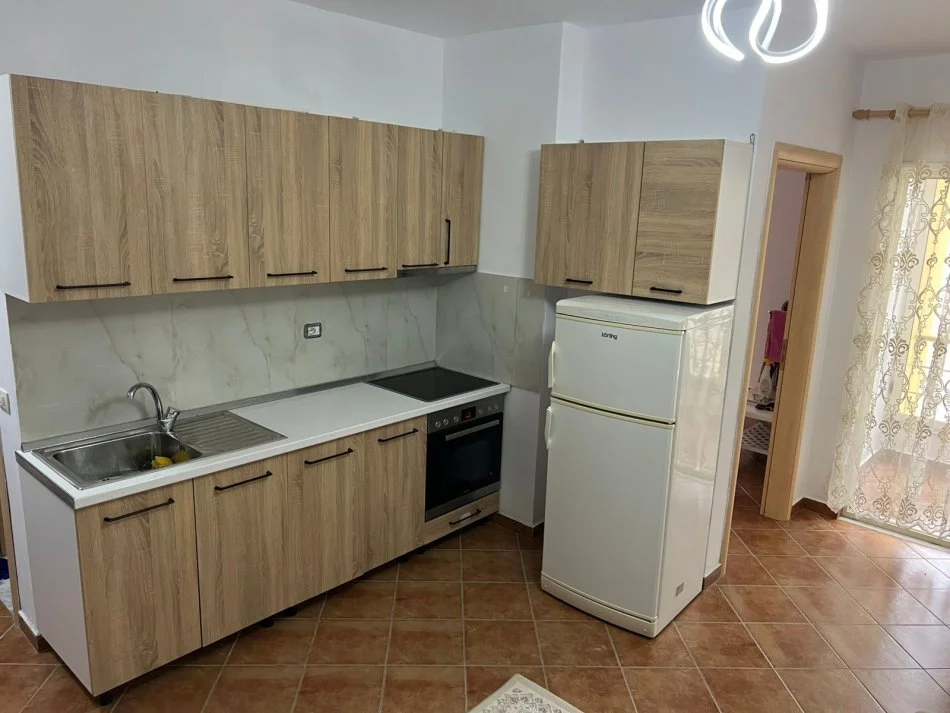 Durres, jepet me qera apartament 1+1+Ballkon Kati 3, 60 m² 60 € (shkembi i kavajes durres)