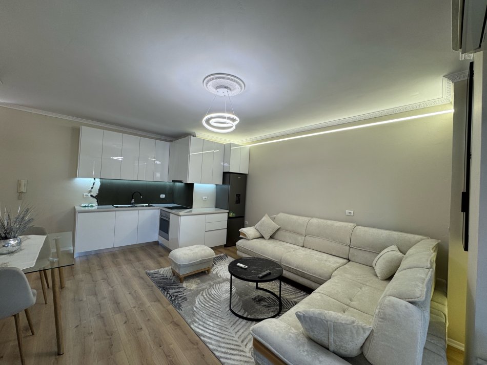 Tirane, apartament 1+1+Ballkon Kati 6, 70 m² (usluga stacioni trenit)