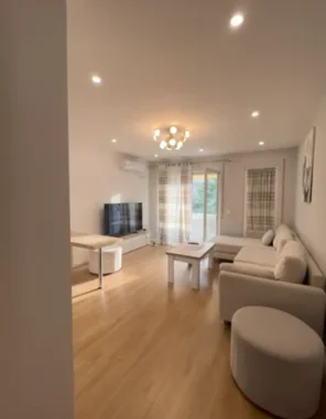 Tirane, jepet me qera apartament 2+1+Ballkon Kati 4, 100 m² 700 € (Dry Lake)