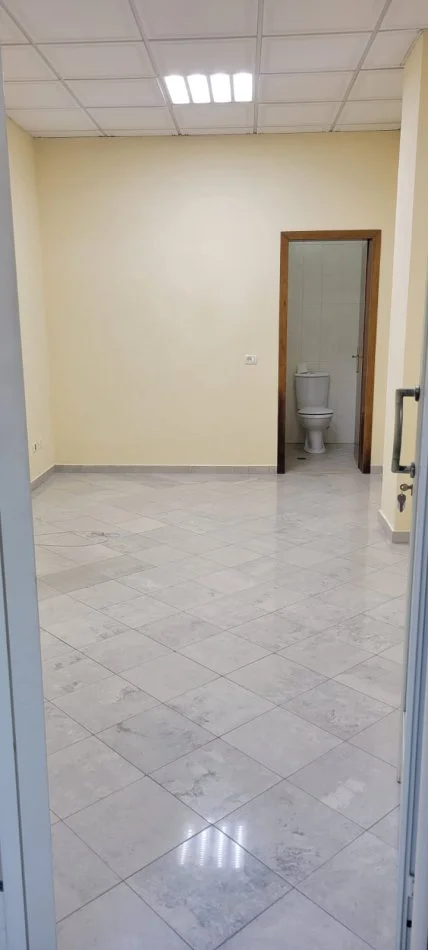 Durres, jepet me qera zyre Kati 0, 20 m² 220 € (Durres)