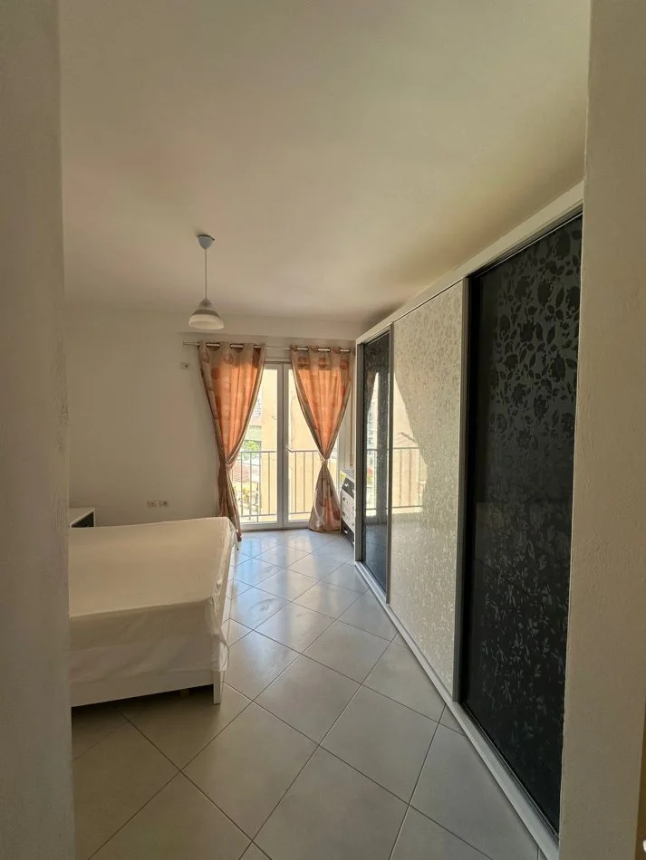 Durres, jepet me qera apartament 1+1 Kati 3, 63 m² 350 € (Durres)