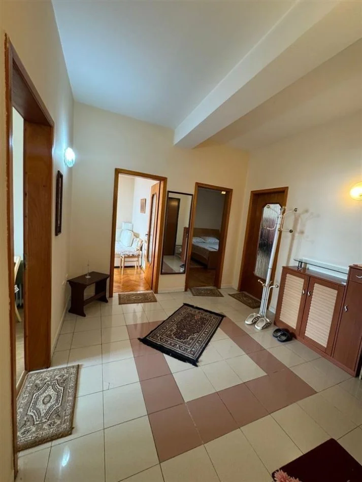 Durres, jepet me qera apartament 2+1+Ballkon Kati 5, 98 m² 450 € (Porti, Durres)