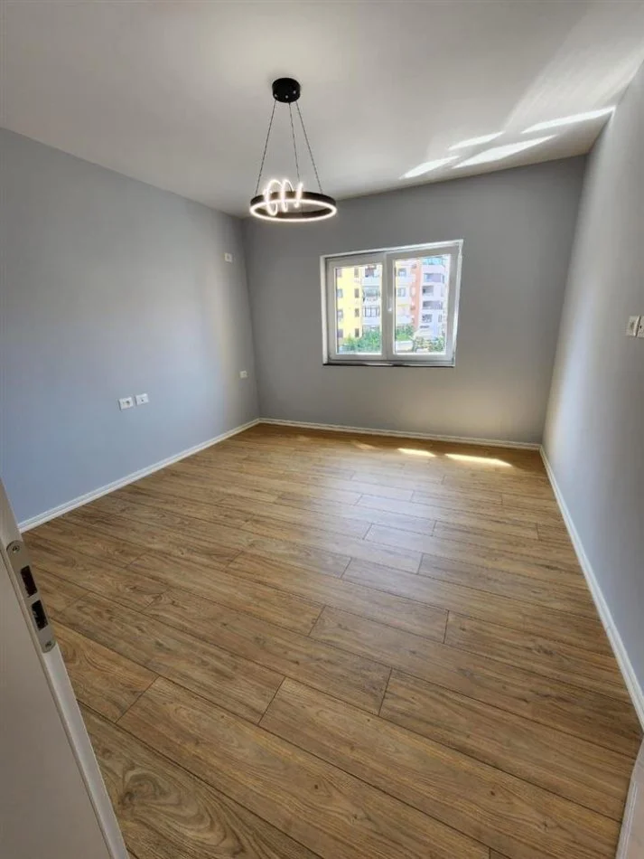 Tirane, shitet apartament 2+1+Ballkon Kati 2, 80 m² 145.000 € (Stacioni Trenit, Tirane)