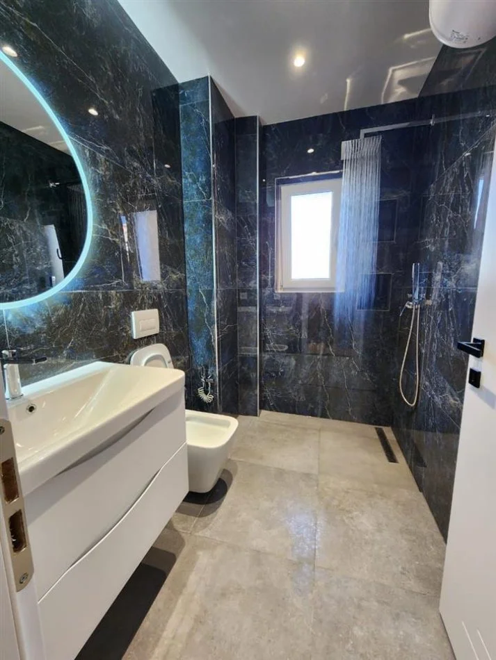 Tirane, shitet apartament 2+1+Ballkon Kati 2, 80 m² 145.000 € (Stacioni Trenit, Tirane)