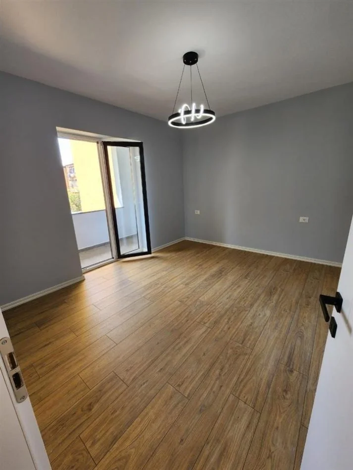 Tirane, shitet apartament 2+1+Ballkon Kati 2, 80 m² 145.000 € (Stacioni Trenit, Tirane)