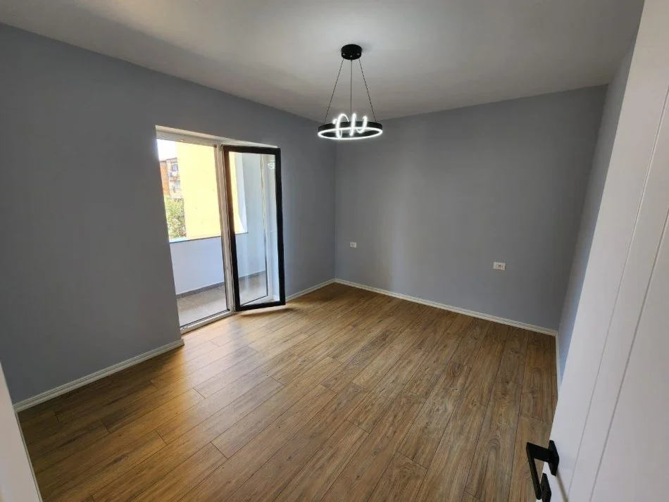 Tirane, shitet apartament 2+1+Ballkon Kati 2, 80 m² 145.000 € (Stacioni Trenit, Tirane)