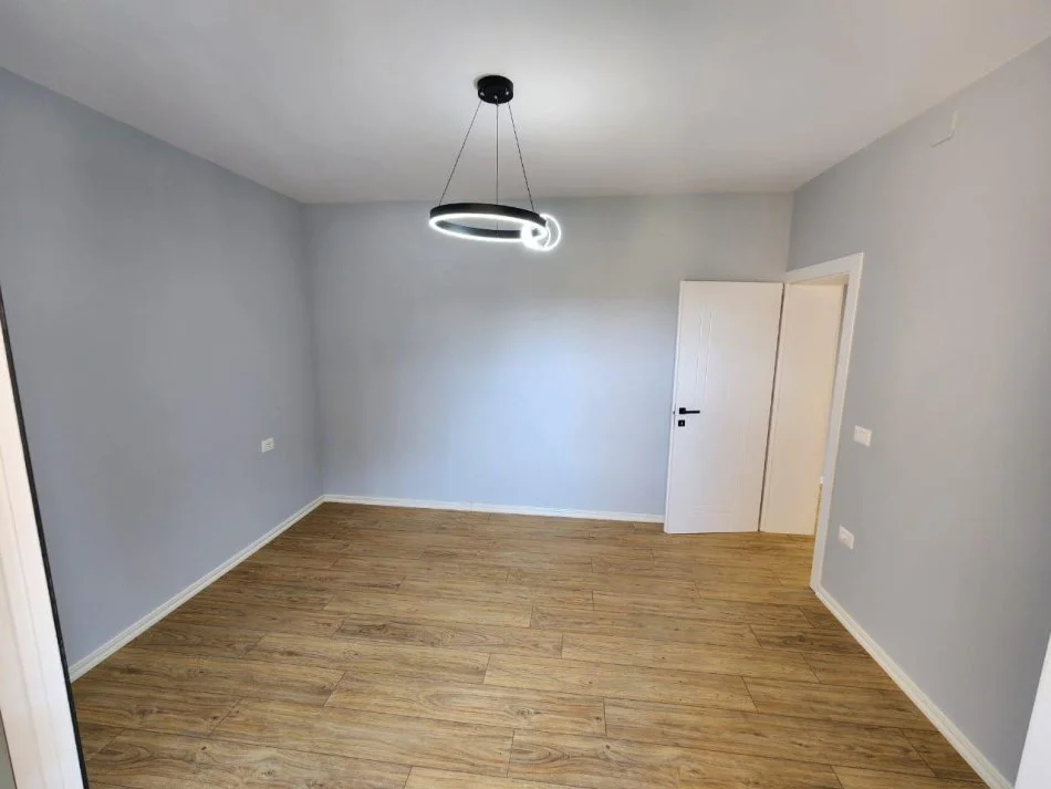 Tirane, shitet apartament 2+1+Ballkon Kati 2, 80 m² 145.000 € (Stacioni Trenit, Tirane)