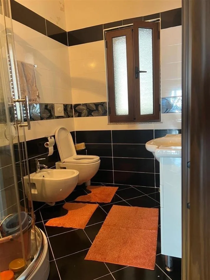 Durres, shitet shtepi 4+1+Ballkon Kati 3, 200 m² 130.000 € (Spitali, Durres)