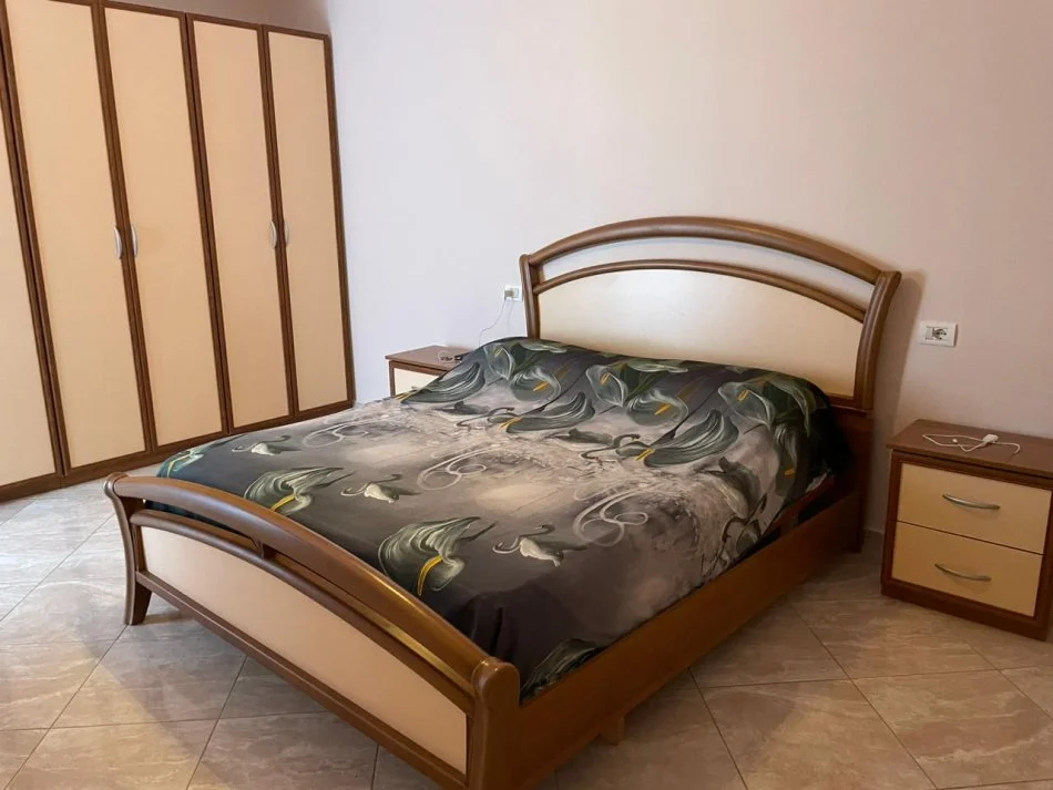 Durres, jepet me qera apartament 2+1+Ballkon Kati 9, 89 m² 400 € (Stacioni Trenit, Durres)