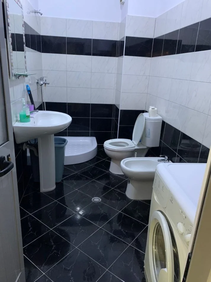 Durres, jepet me qera apartament 2+1+Ballkon Kati 9, 89 m² 400 € (Stacioni Trenit, Durres)