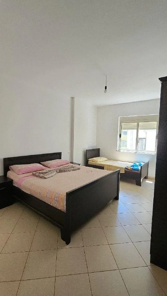 Durres, jepet me qera apartament 1+1+Ballkon Kati 1, 65 m² 250 € (Shkembi Kavajes, Durres)