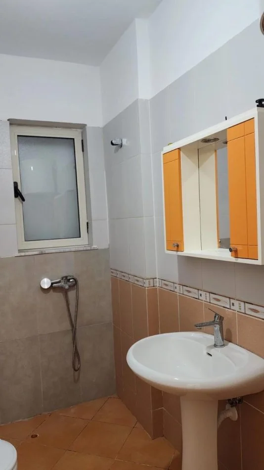 Durres, jepet me qera apartament 1+1+Ballkon Kati 1, 65 m² 250 € (Shkembi Kavajes, Durres)