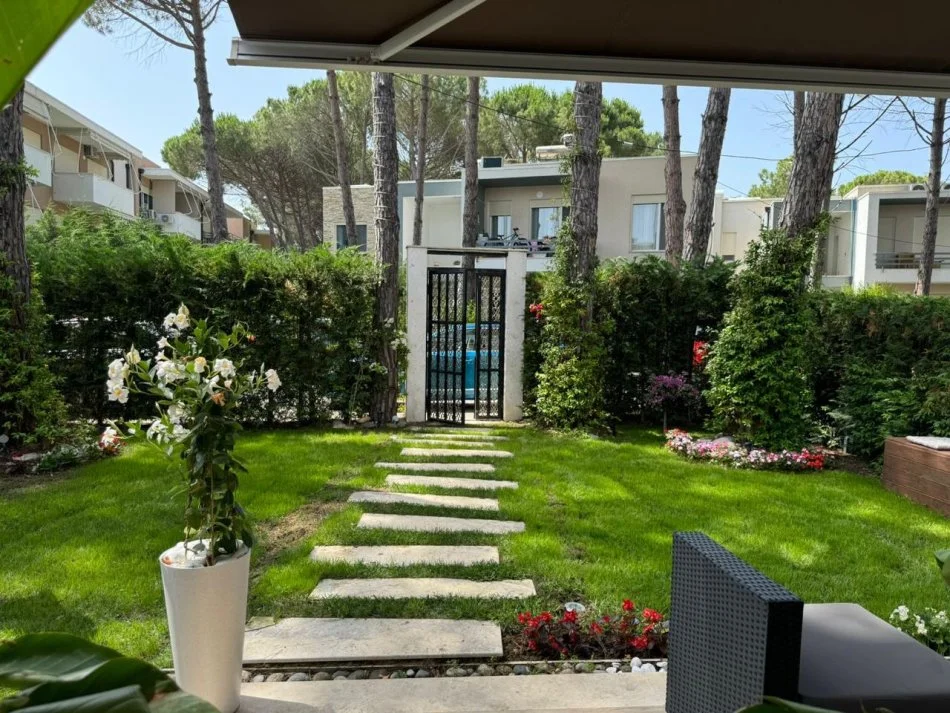 Durres, shitet Vile 4+1+Ballkon Kati 2, 180 m² 500.000 € (Gjiri Lalezit, Durres)