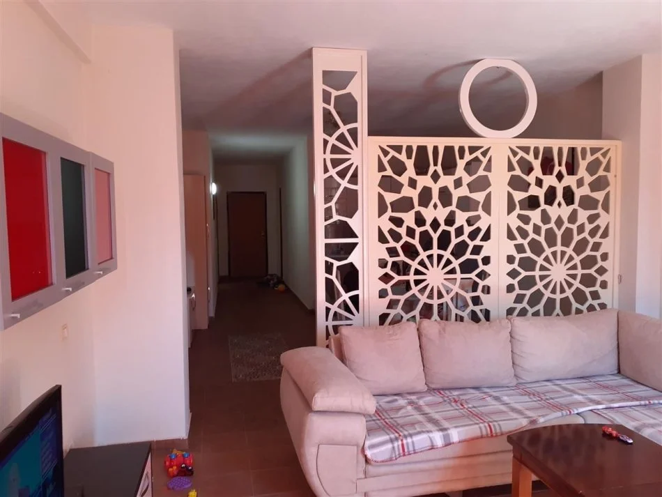 Durres, jepet me qera apartament 1+1 Kati 8, 80 m² 350 € (Pallati Sportit, Durres)