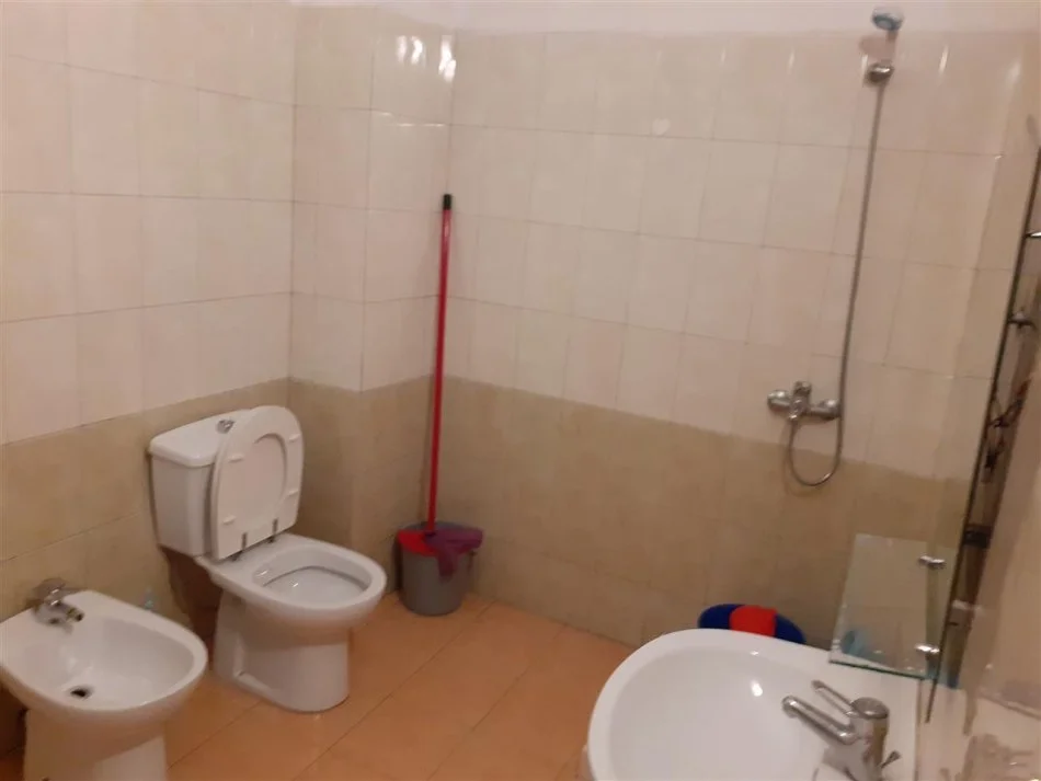 Durres, jepet me qera apartament 1+1 Kati 8, 80 m² 350 € (Pallati Sportit, Durres)
