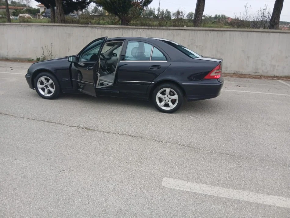 Lushnje, shes makine benz c class Nafte, blu e errët manuale Kondicioner 350.000 km 3.500 €