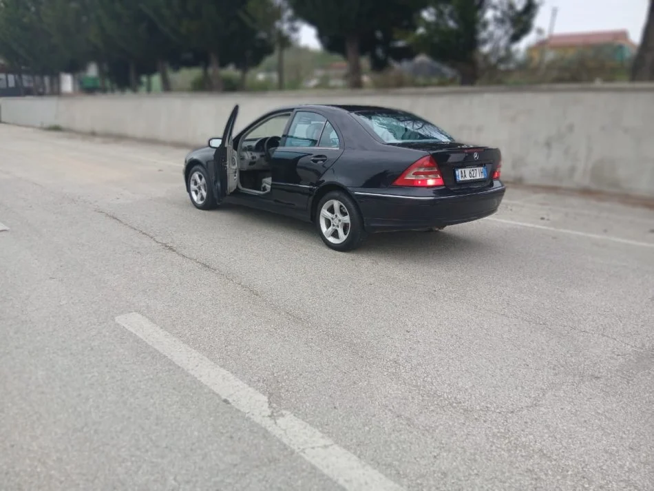 Lushnje, shes makine benz c class Nafte, blu e errët manuale Kondicioner 350.000 km 3.500 €