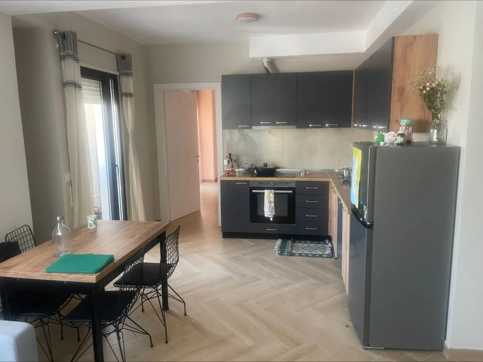 Tirane, jepet me qera apartament 1+1 Kati 5, 75 m² 600 € (Petro Nini Luarasi)