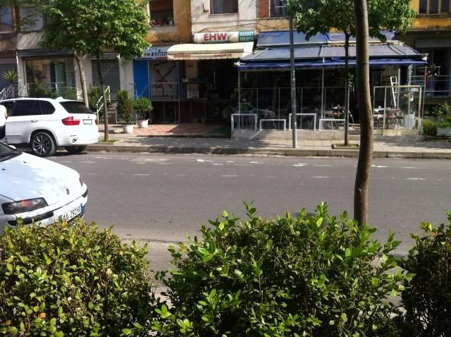 Tirane, Shitet Apartament/në katin  ±1, bodrum, tip  2+1,Sip.64 m², Cmimi 95'000 euro, Rr.'Dibrës", nga Medreseja/Klinika Ortodokse deri te Farmaci Nr.10/ kryqëzimi i QSUT-se Unaza.