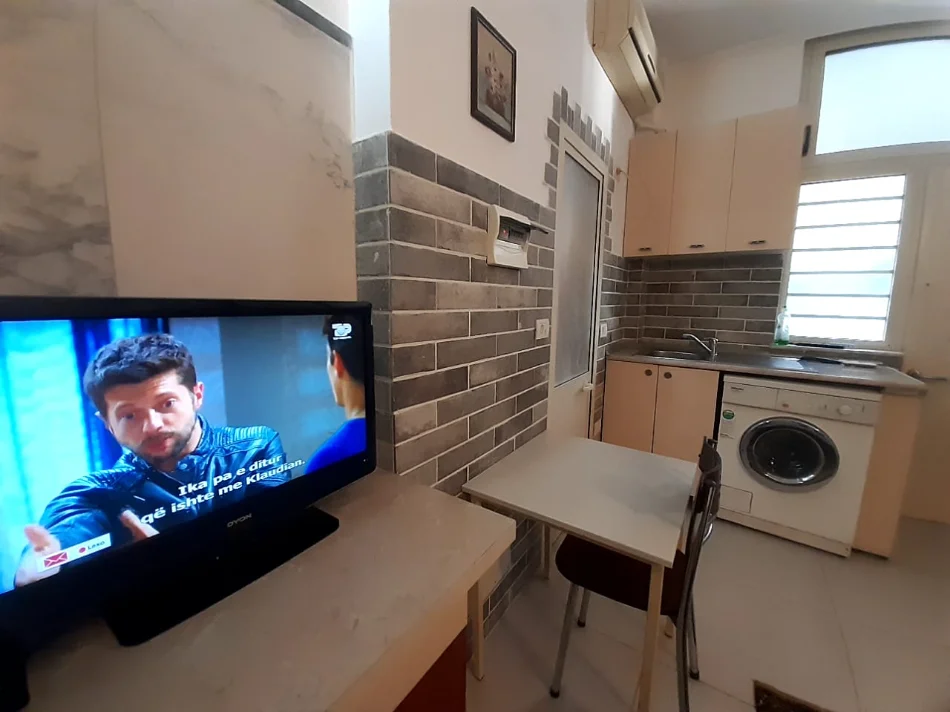 Tirane, jepet me qera garsonier 1+1 Kati 1, 38 m² 305 € (Rruga gjon mili)