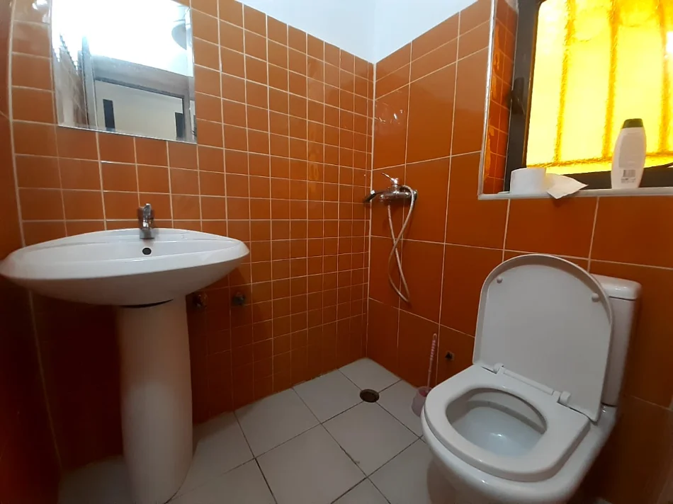 Tirane, jepet me qera garsonier 1+1 Kati 1, 38 m² 305 € (Rruga gjon mili)