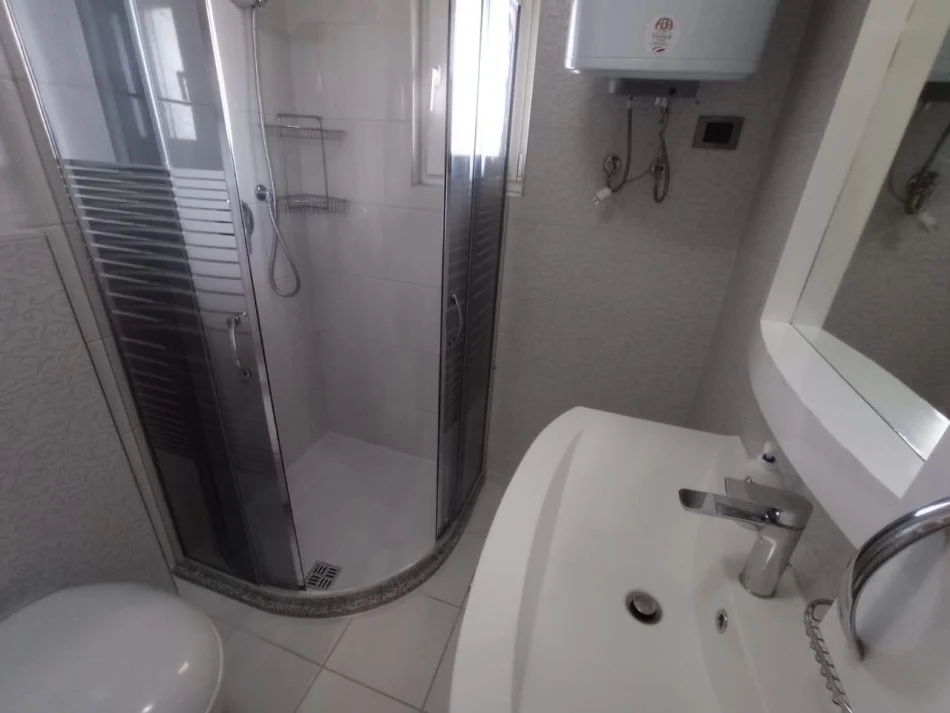 Tirane, Shitet Apartament cilësor & bollshëm, 2+1 me 2-banjo, ballkon, kati 7, fundit, pallat ri 9 kat, sip.120m, Cmim 320'000€, në rr. Sulejman Delvina, 30m nga Sheshi Willson e Stadiumi Selman Stërmasi / Dinamo