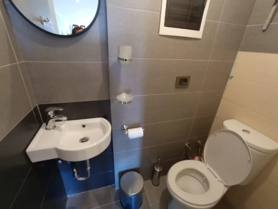 Tirane, Shitet Apartament cilësor & bollshëm, 2+1 me 2-banjo, ballkon, kati 7, fundit, pallat ri 9 kat, sip.120m, Cmim 320'000€, në rr. Sulejman Delvina, 30m nga Sheshi Willson e Stadiumi Selman Stërmasi / Dinamo