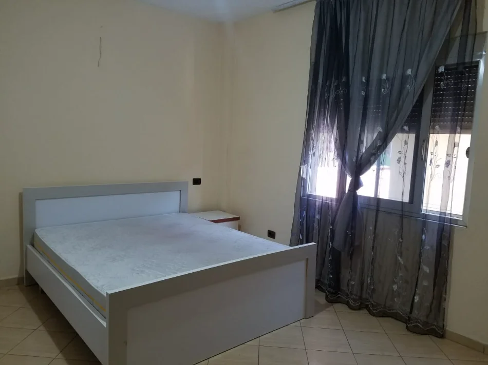 Tirane, jepet me qera apartament 1+1 Kati 2, 49 m² 400 € (Rruga 5 maji)