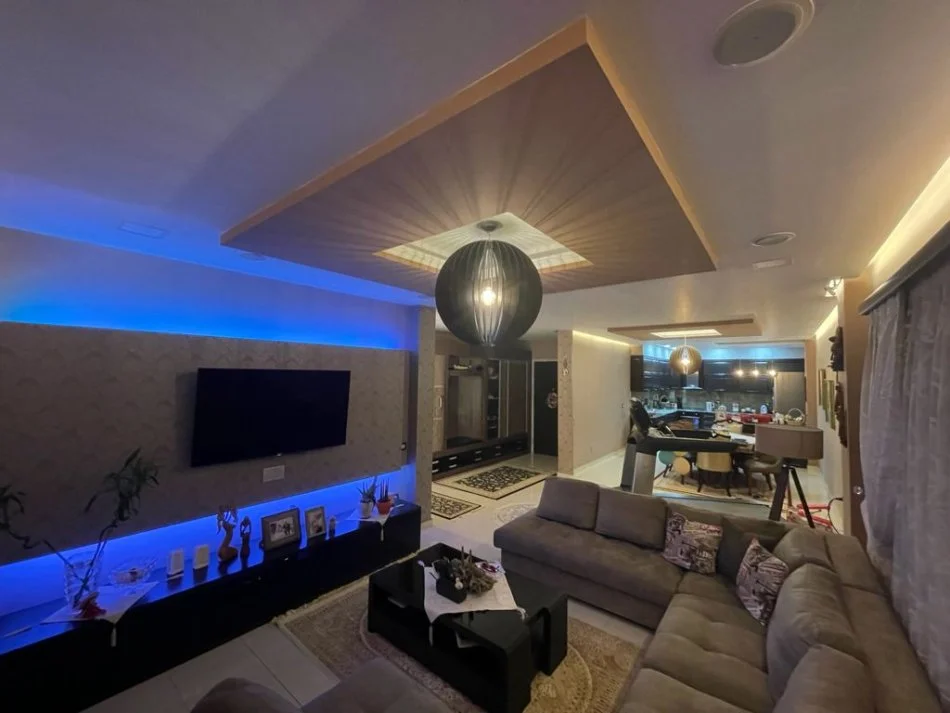 Lushnje, shitet apartament 2+1+Ballkon Kati 3, 