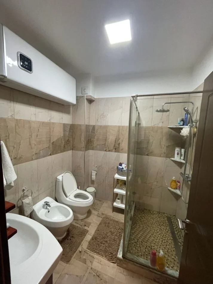 Lushnje, shitet apartament 2+1+Ballkon Kati 3, 
