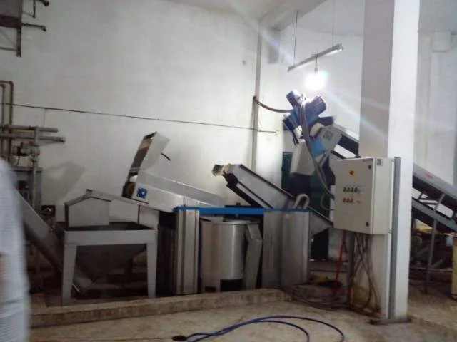 Shes Fabrike / Linje per prodhimin e vajit te ullirit 110.000 Euro (ne hyrje te fshatit Petrele)