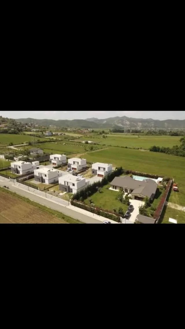 Tirane, shes toke 18.000 m² 100 Euro/m2 (Vishnje)