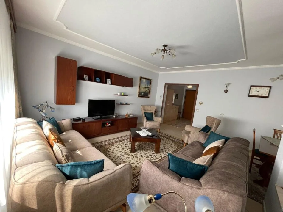 Tirane, jap me qera apartament 2+1+Aneks+Ballkon Kati 3, 137 m² 1.000 € (Faik konica)