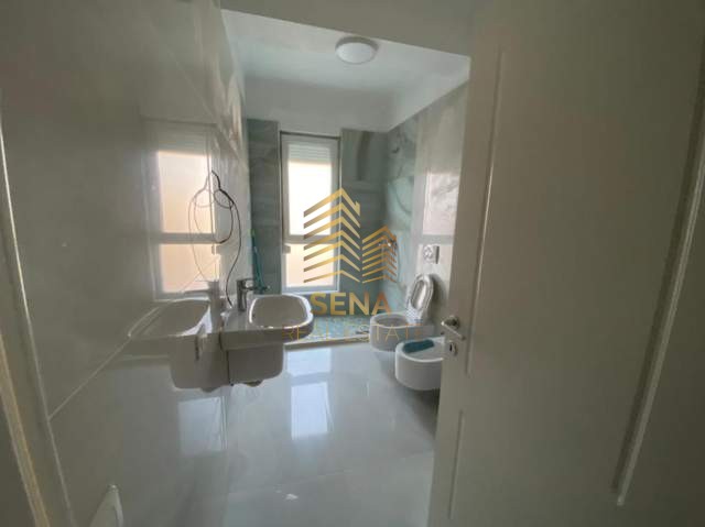 Tirane, jepet me qera apartament 3+1 Kati 5, 130 m² 650 € (5 Maji)