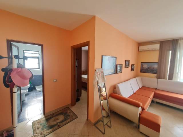 Apartament 84 m2, në zonën më të frekuentuar të Plazhit në Durrës. Cmimi 45000 Euro i negociueshem..