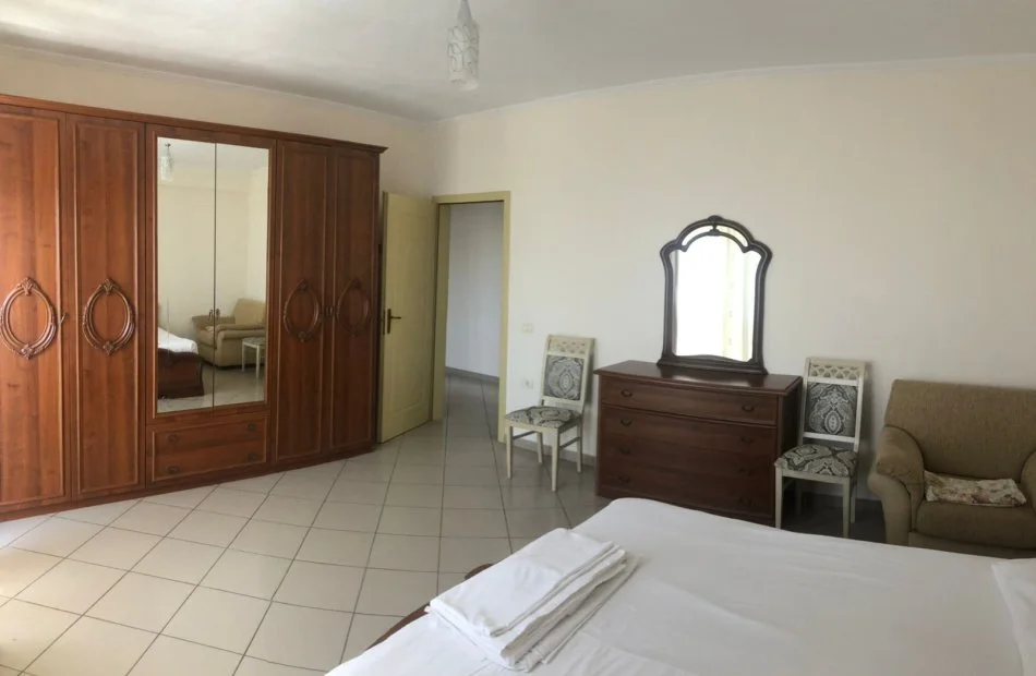 Tirane, jap me qera apartament 2+1+Ballkon Kati 7, 100 m² 550 € (Rruga e Kavajes)