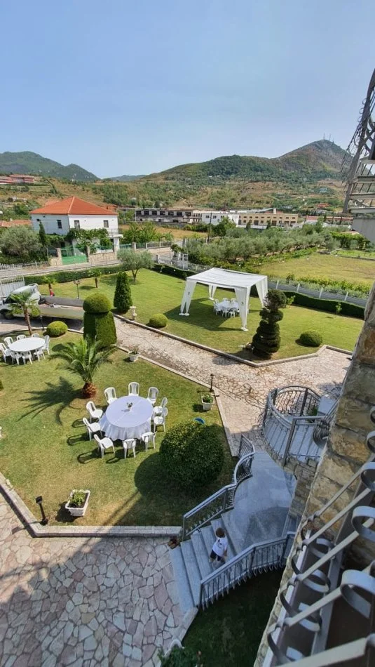 Sherbime me cadra/tenda, tavolina, karrige me qera