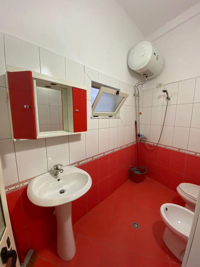 Tirane, jepet me qera shtepi 1+1 Kati 1, 55 m²   (Bajram Allaraj)