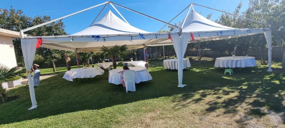 Sherbime me cadra/tenda, tavolina, karrige me qera