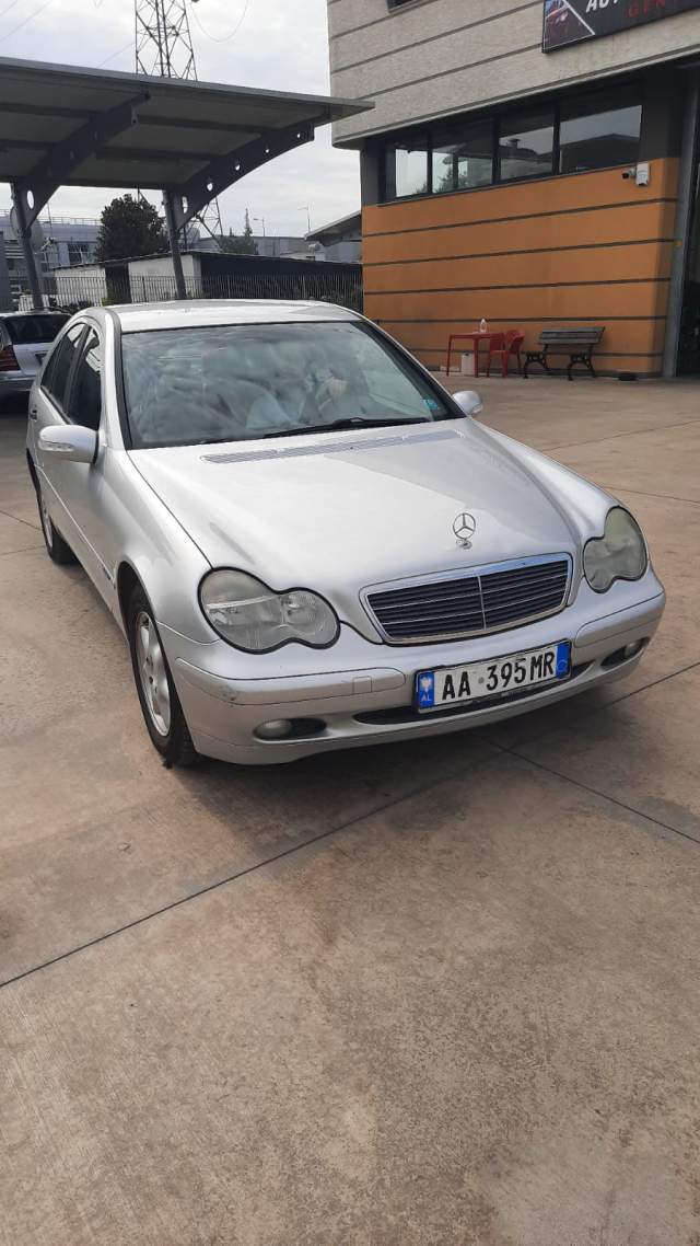 Tirane, shes makine Mercedes-Benz C-klass 200 CDI Viti 2002, 2.500 Euro