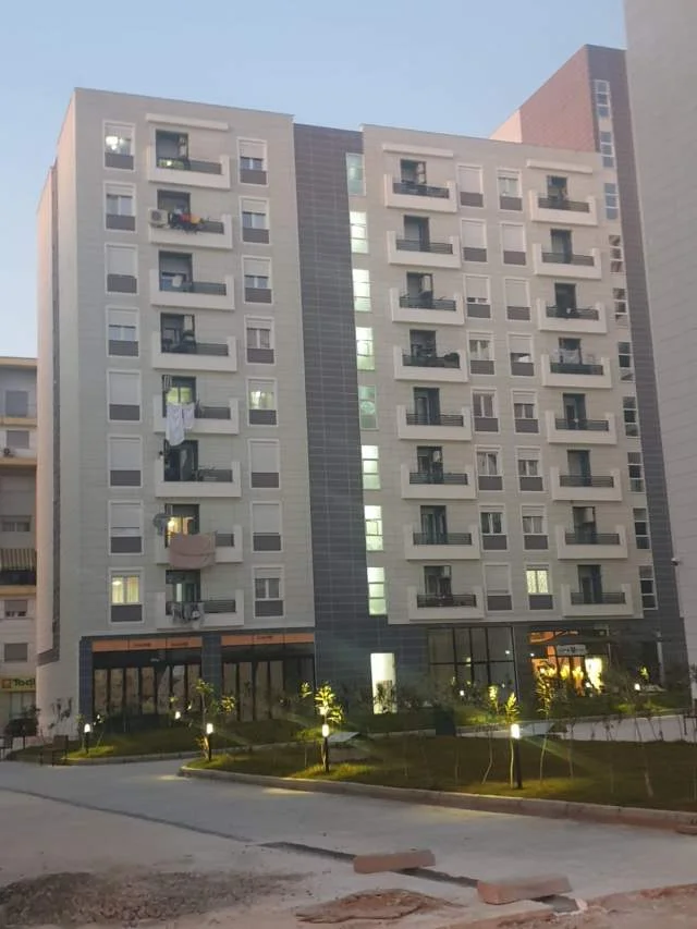 Tirane, jepet me qera dyqan Kati 0, 25 m² 420  Euro (Rr Kavajës)