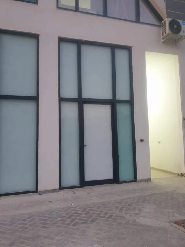 Tirane, jepet me qera dyqan Kati 0, 25 m² 420  Euro (Rr Kavajës)