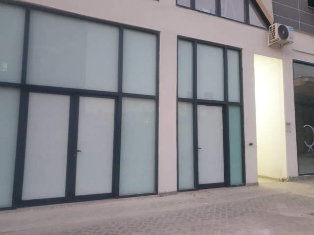 Tirane, jepet me qera dyqan Kati 0, 25 m² 370 Euro (Rr Kavajës)