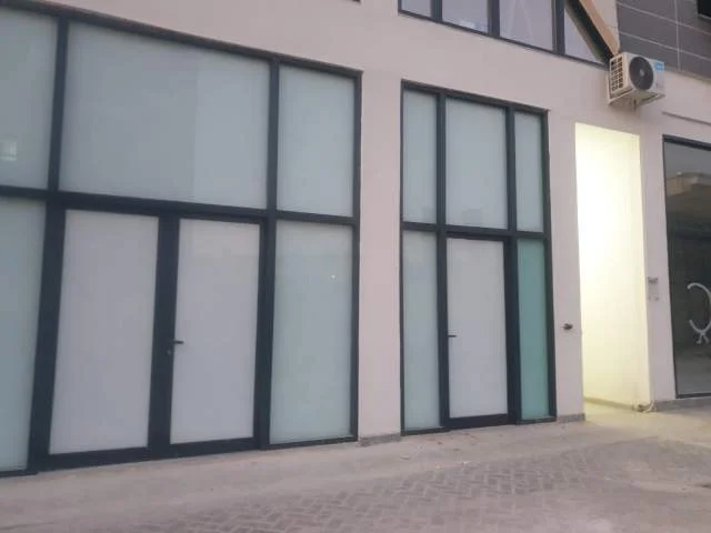 Tirane, jepet me qera dyqan Kati 0, 25 m² 420  Euro (Rr Kavajës)