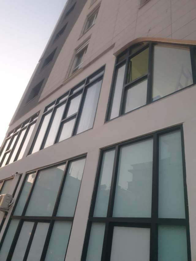 Tirane, jepet me qera dyqan Kati 0, 25 m² 370 Euro (Rr Kavajës)