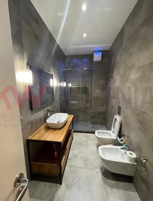Tirane, jepet me qera 2+1 E kompletuar me 2 garazhe, 750 Euro