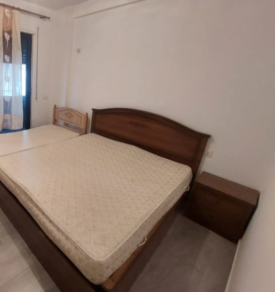 Tirane, jepet me qera Vile 1+1 Kati 2, 60 m² (Mbrapa Bar Artistit, Astir)