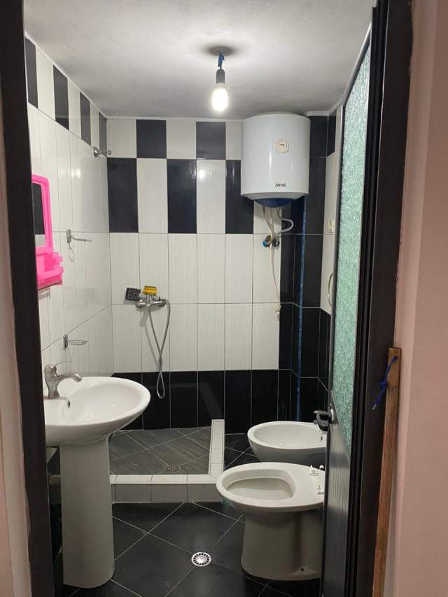 Tirane, jepet me qera apartament 1+1 Kati 1, 50 m² 30.000 Leke (Loni Ligori)