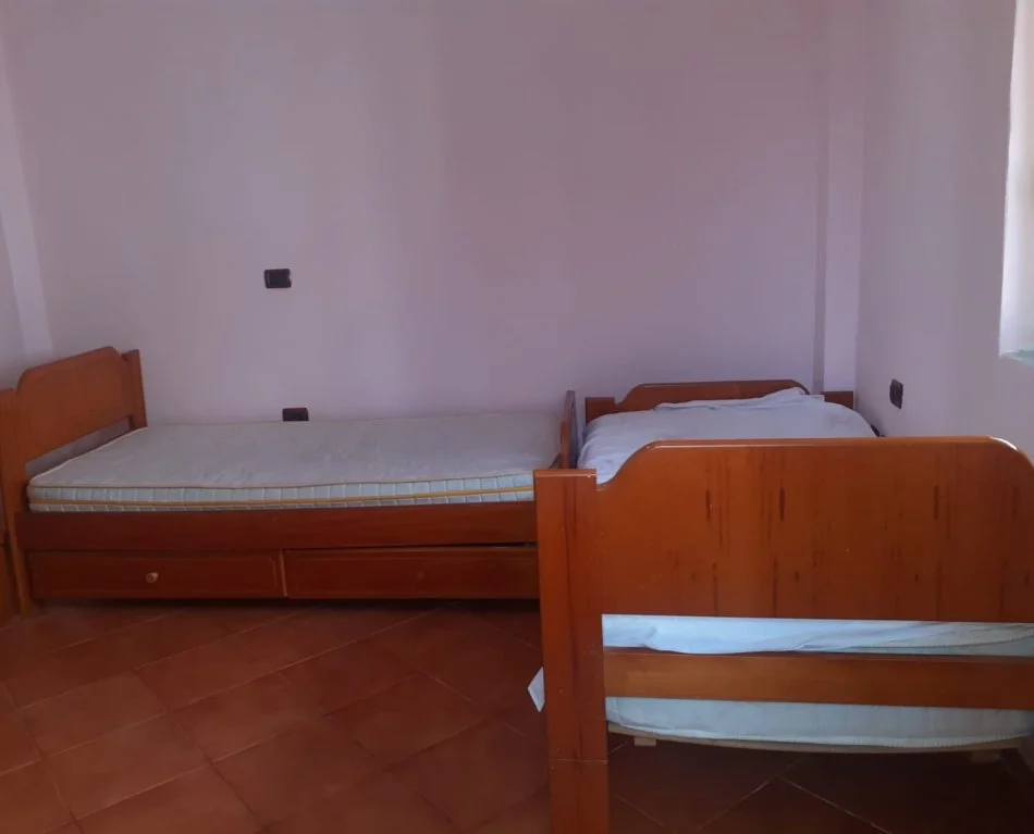 Tirane, jepet me qera garsonier 1+1 Kati 2, 30 m² (Nga fundi Rruges Burgut, Lagjia Mbrapa Skrapit)